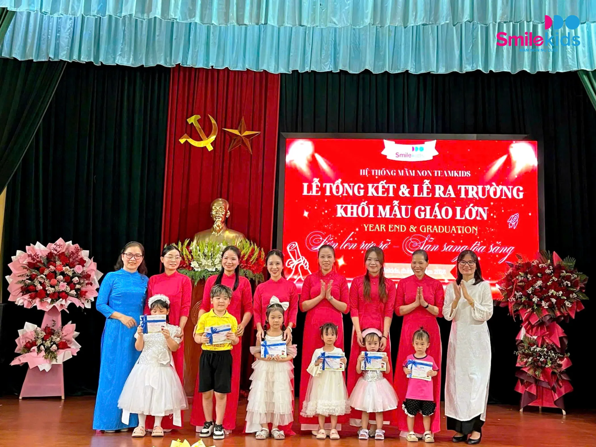 Hình 8. Học sinh các lớp đại diện lên nhận giấy khen